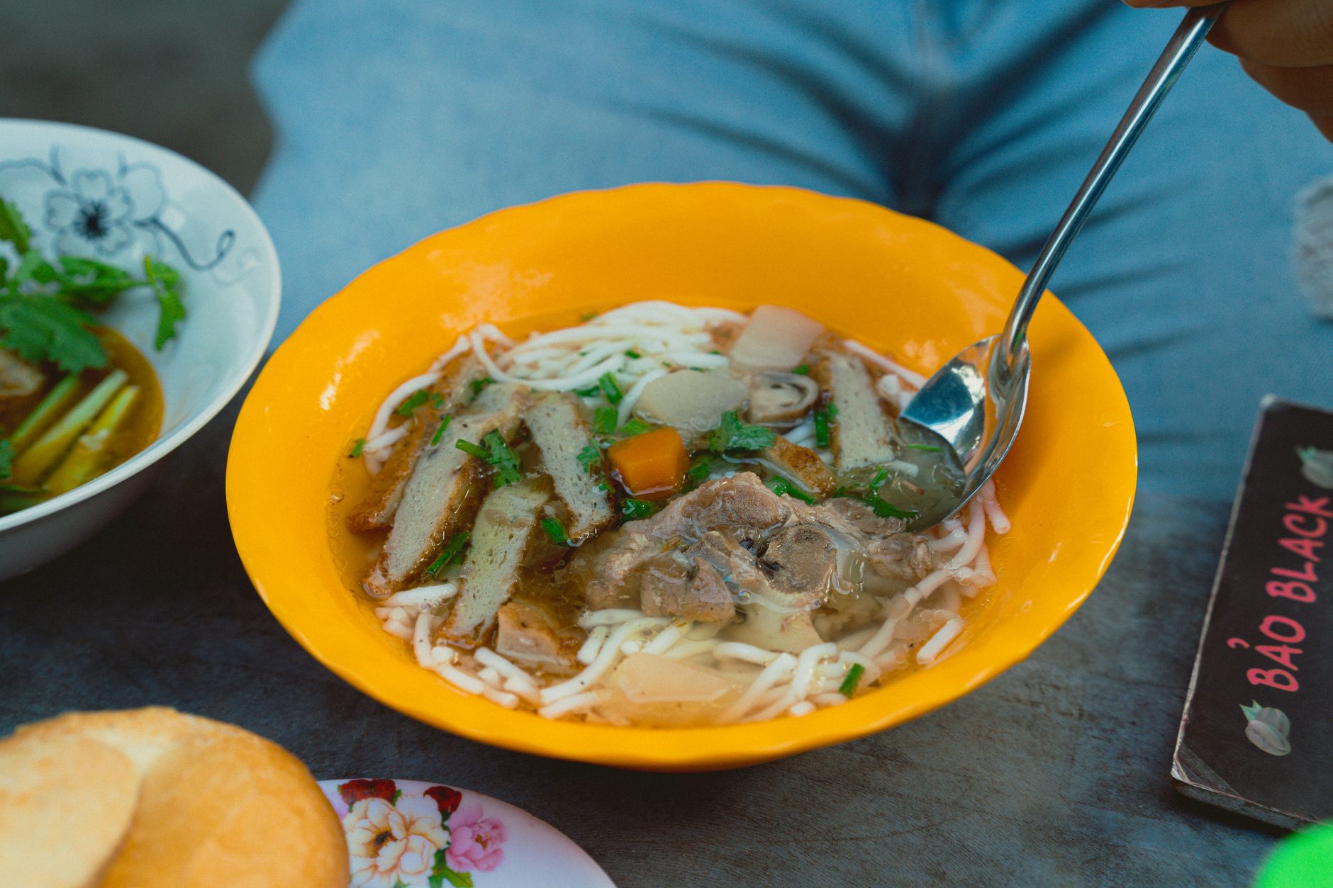 Panduan Kuliner Bun Bo Hue Hue: Restaurant Hue Royal Terbaik Vietnam