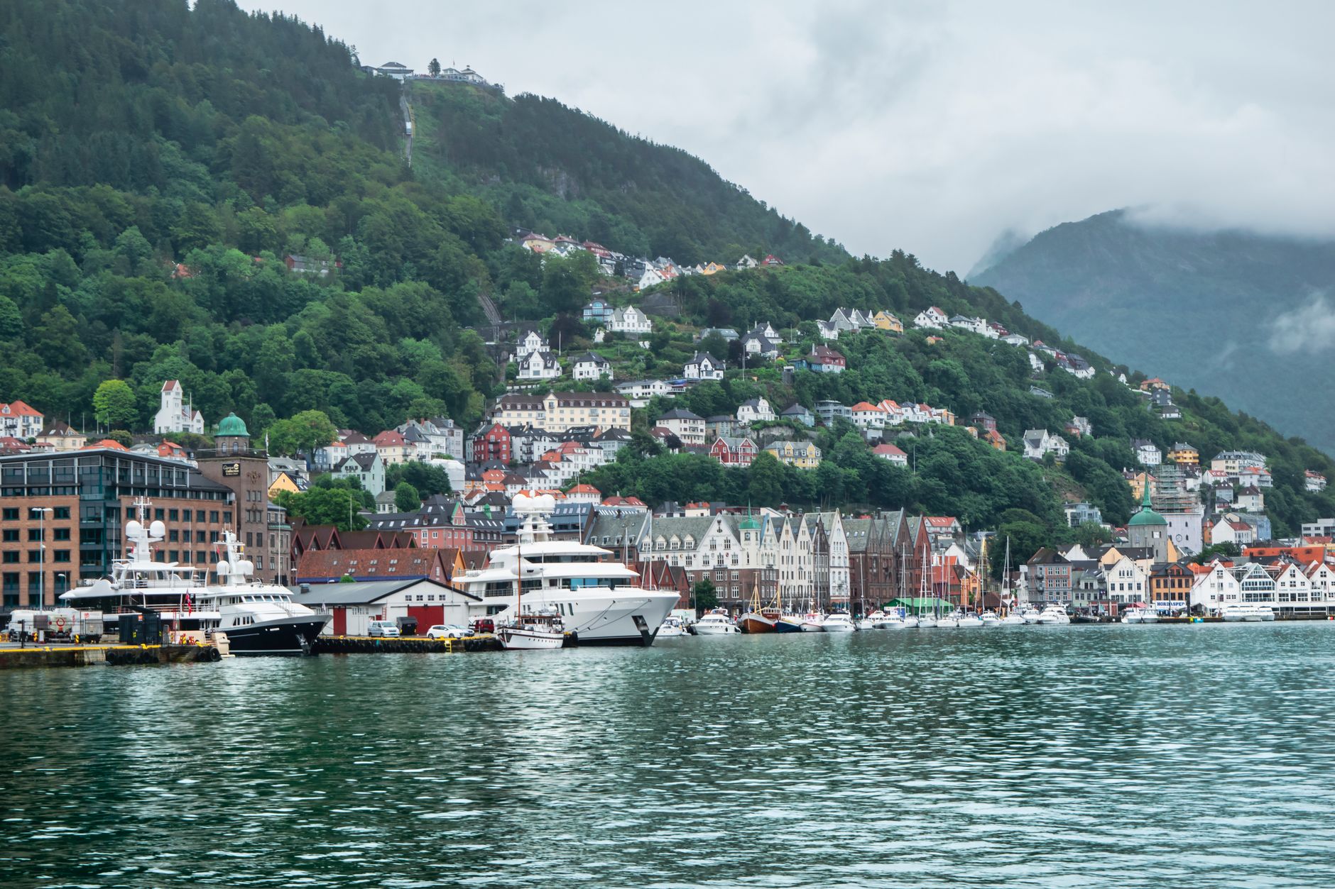 Panduan Kuliner Bergen: Enhjorningen Fine Dining untuk Foodie