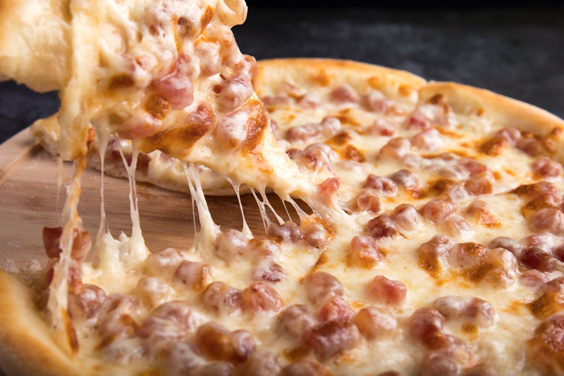 Lou Malnatis Pizzeria: The Legendary Chicago Deep Dish Pizza Since 1943
