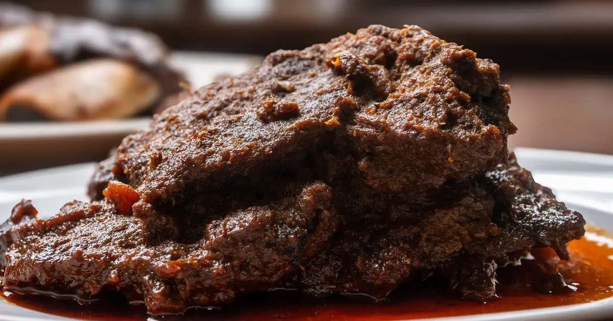 Review Rendang Sapi Hitam di Resto Dapur Minang, Padang: Wajib Coba! Hidden Gem Kuliner Nusantara yang Bikin Nagih