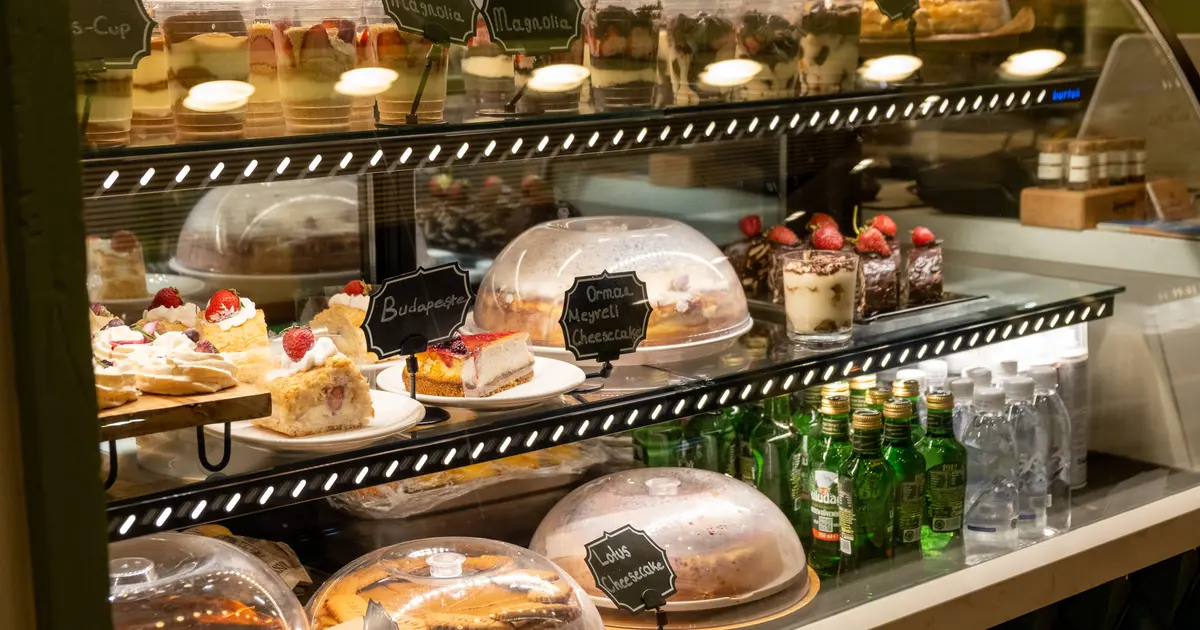 Review Cafe Budapest di Cafe New York, Budapest: Menikmati Kelezatan Hungaria dengan Cita Rasa Autentik yang Menggugah Selera