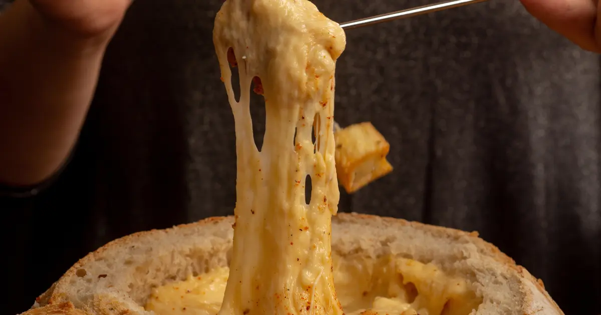 Review Spesial Fondue Swiss di Cafe Zermatt, Zermatt, Swiss: Menikmati Kelezatan Swiss dengan Suasana Romantis dan Elegan