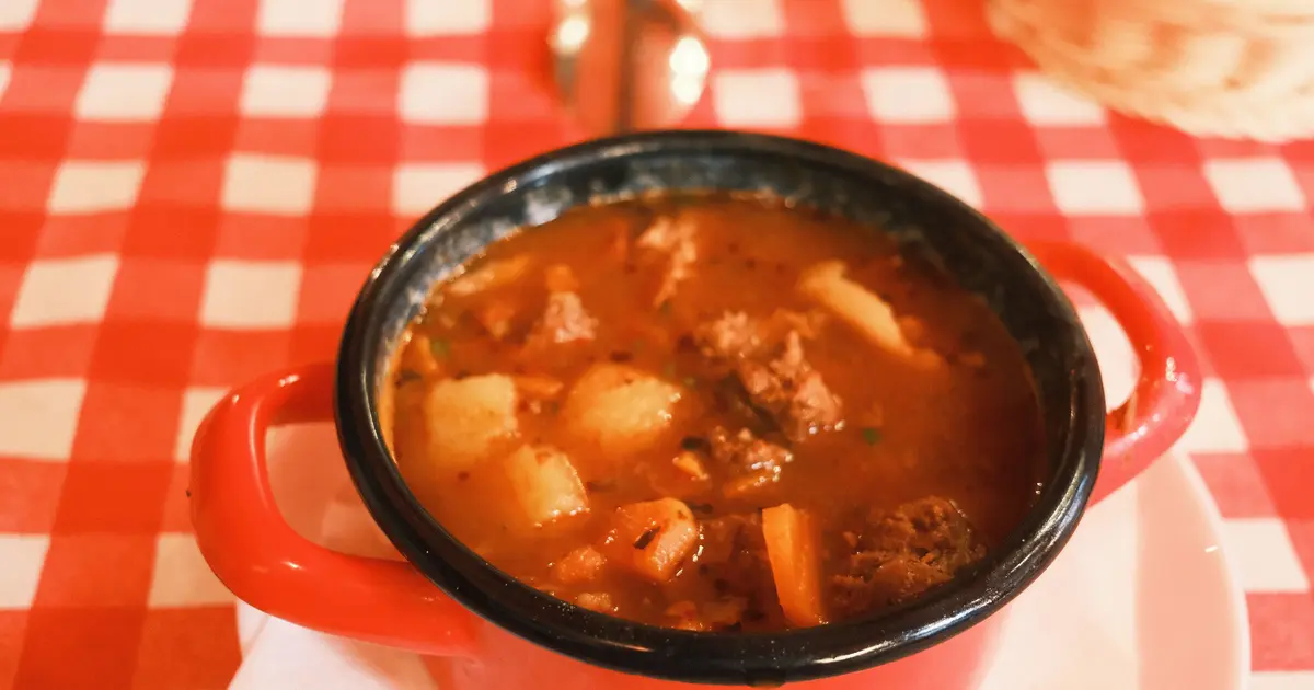 Goulash Budapest - Kuliner Dunia