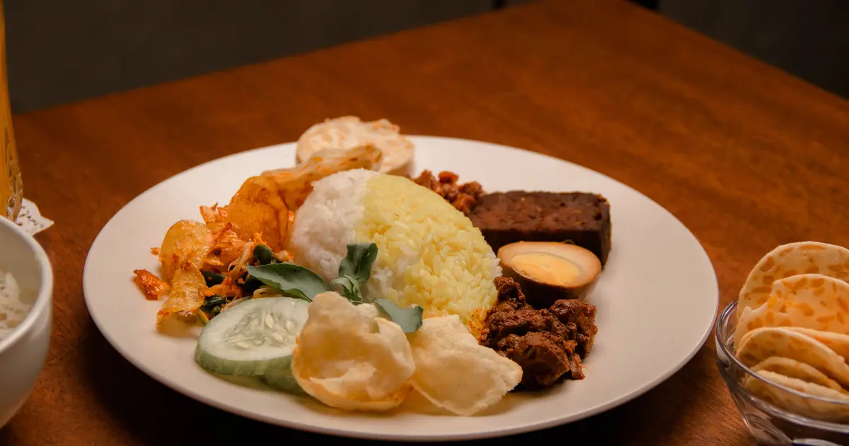 Wajib Datang! Review Rendang Sapi Hitam di Resto Dapur Minang, Padang: Menu Spesial yang Bikin Ketagihan